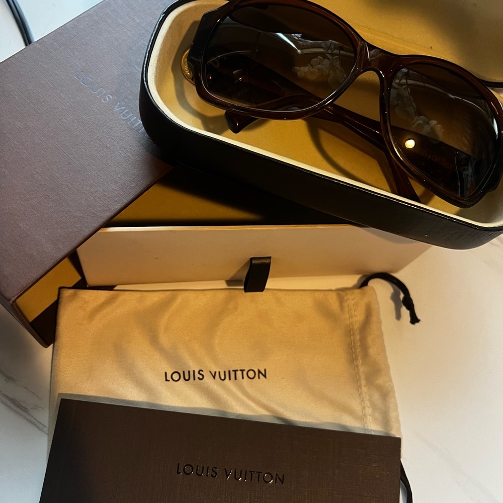 Louis Vuitton Hortensia Sunglasses - Picture 4 of 13